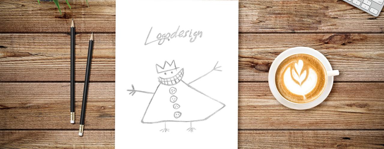 Darstellung von Logodesign durch den mit Bleistift gezeichneten HERZMACHT König auf einem weißen Blattpapier. Daneben steht eine Kaffetasse mit einer verzerten Crema | HERZMACHT marketing