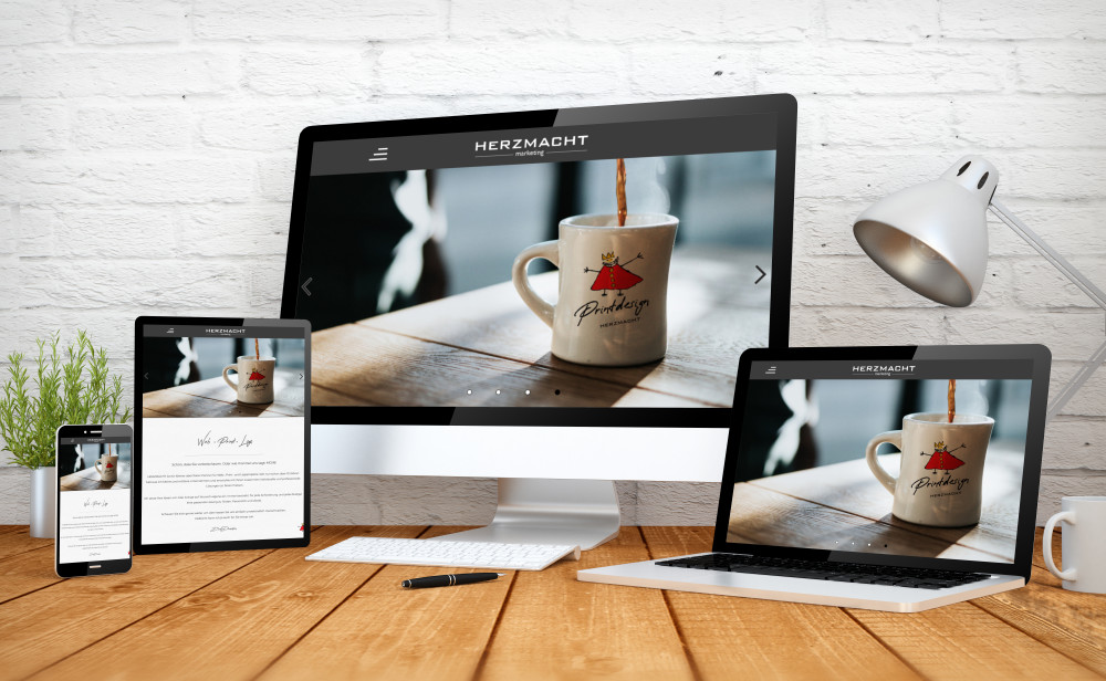 Darstellung von Responsive Webdesign durch unterschiedliche Endgeräte auf einem Holztisch| HERZMACHT marketing